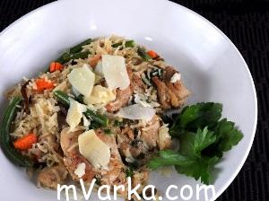 Курица с рисом, грибами и стручковой фасолью