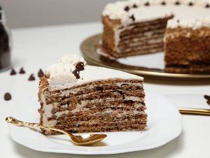 Шоколадно-медовый слоеный торт