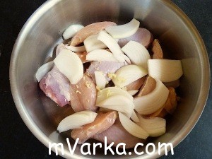 Куриные голени в соусе с луком