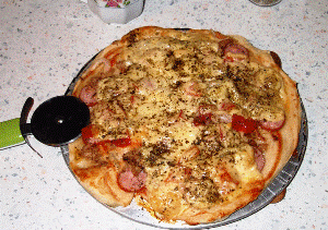 Вкусная и простая пицца с колбасой