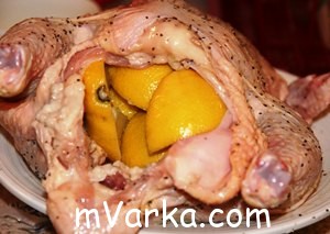 Курица в фольге с лимоном и гренками