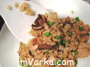Рассыпчатый рис с курицей и грибами