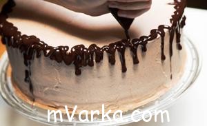 Праздничный шоколадный торт с клубникой