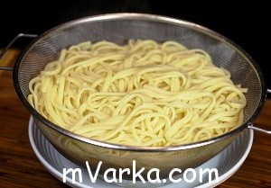 Спагетти с курицей и грибным соусом в мультиварке