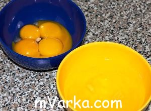 Как отделить яичный белок от желтка?
