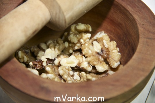 Смешайте грецкие орехи с чесноком и солью