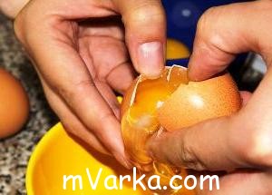 Как отделить яичный белок от желтка?
