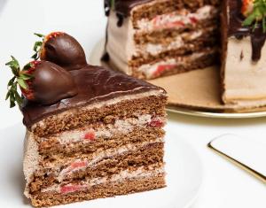 Праздничный шоколадный торт с клубникой
